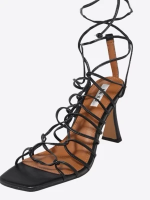 Svarta snörade pumps med fyrkantig tå - Trendy pumps i svart med höga klackar och fyrkantig tå. Skorna har tunna snören som lindas runt benet och en öppen design