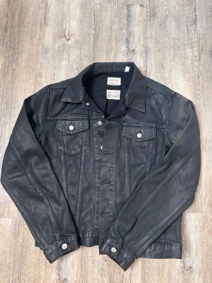 Helmut Lang 1996 jeans jacka vaxed - Knappt använd , köpt från second hand affär i Italien , passar mer som s
