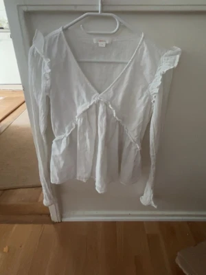 Vit långärmad blus - Söt blus.