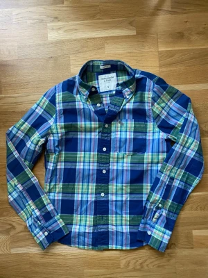Abercrombie & Fitch skjorta - Abercrombie & Fitch skjorta i blå/grön rutig färg 💙💚 Fint skick och riktigt snygg fit. Perfekt till jeans. 📦 Skickas snabbt!