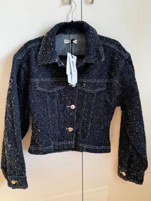 Jacka - Jacka från Gina Tricot i storlek XS. Helt ny med prislapp kvar och aldrig använd. Nypris 599 kr. Säljes då den inte kommer till användning.  Katt finns i hemmet, produkten rollas av så gott det går.