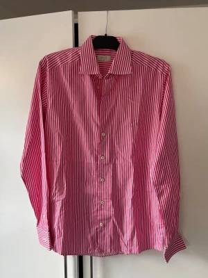 Jättefin Eton skjorta rosa L (41) - Supersnygg eftertraktad populär rosa Eton skjorta i storlek L(41) säljes. Grym passform och perfekt för alla tillfällen i utmärkt topp skick!. Tveka inte vid minsta fråga eller fundering! 