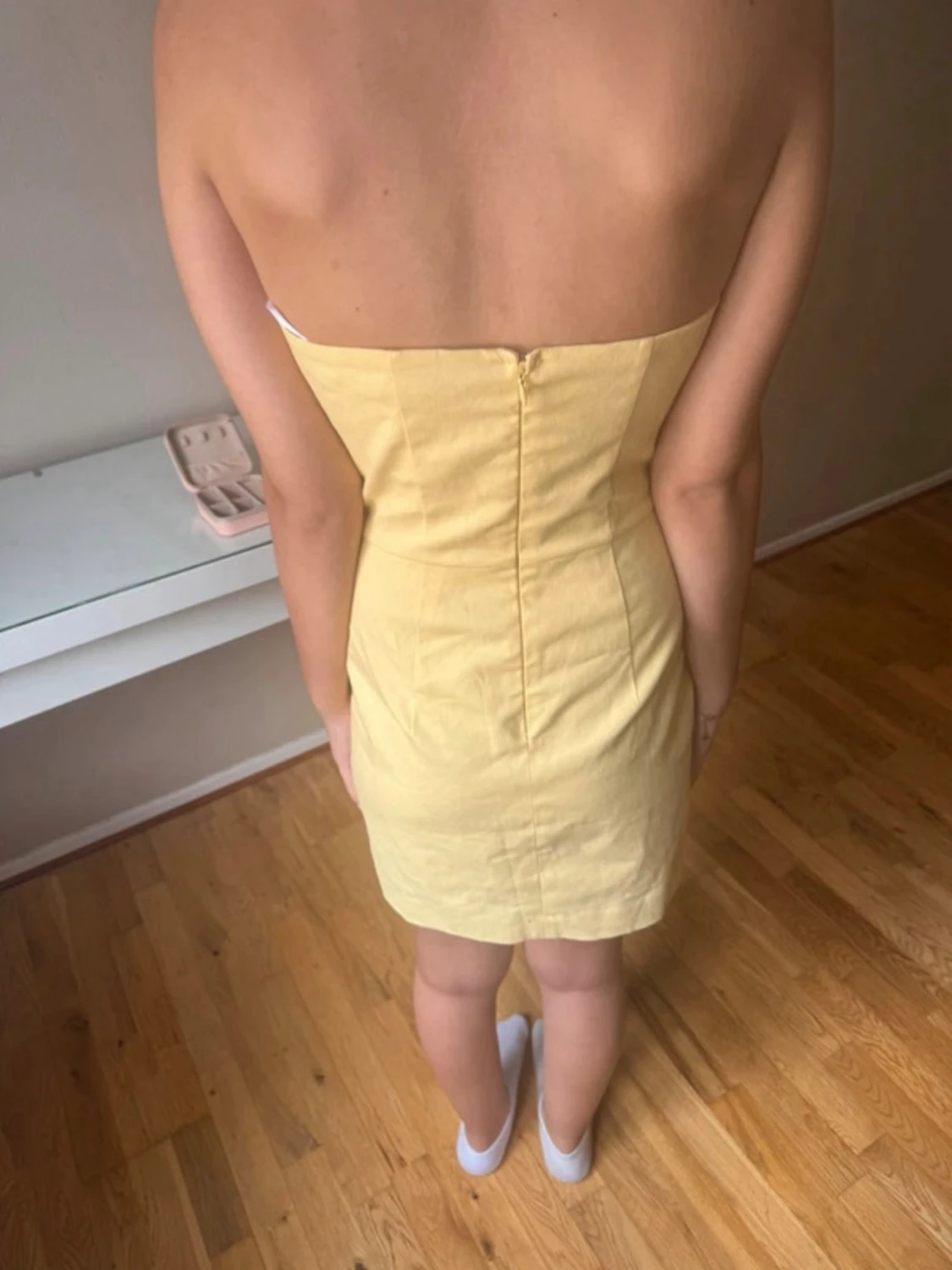 Gul axelbandslös klänning med rosett - 2