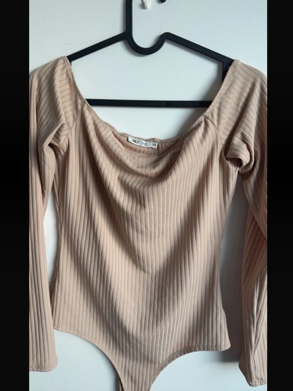Beige ribbad offshoulder topp - 1
