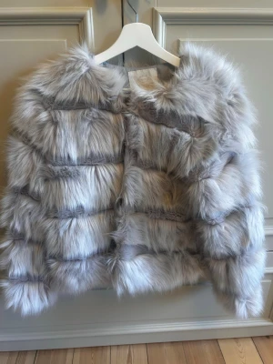 Gorgeous grey faux fur jacket 🤍 - A super chic and luxurious-looking faux fur jacket in a beautiful soft grey shade. The voluminous fur and panelled design give it an expensive, statement look while still being easy to style.