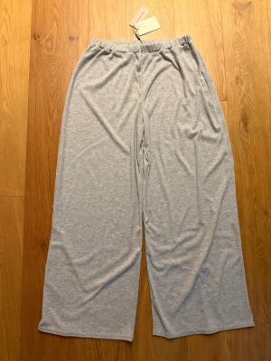 Kaiia Ribbade Byxor - ASOS - Säljes då jag helt enkelt inte tog tag i att fixa retur efter jag provade de! De är en del av ett matchande set, har tröjan uppe som en separat annons. 😊🌸 Som sagt helt nytt skick. Jätteskönt och mjukt ribbat material. Dessa är något stora i storleken men de ska vara pösiga, det är en sådan modell. 😁 Nypris var ca. 400:- för dessa 