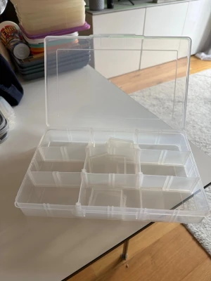 Förvaringslåda/Snackslåda Clas Ohlson - Säljes då vi redan har en till här hemma! Vi använder dessa lådor till snacks, helt perfekta för det. 😎 Du kan själv välja hur stora eller små fack du vill ha då de små avskiljarna i lådan är flyttbara. 😝 Denna är på sin höjd använd nån enstaka gång och självklart isåfall diskad efteråt och blir även diskad innan den skickas! 🌸 