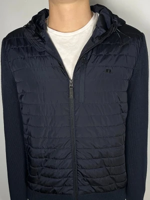 J.Lindeberg cardigan  - 👕 Plagg: cardigan                                                                 📏 Storlek: L                                                                🏷️ Märke/Modell: J.Lindeberg                                           ✨ Skick: Fint skick                                                      💬 Vid frågor är det bara att skriva!                                                                                          🛍️ Gramenti