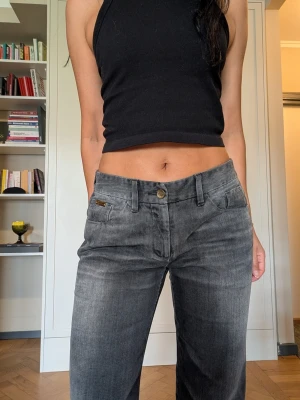 Dolce & Gabbana low rise jeans 38/M - Säljer ett par grå jeans med rak passform och tvättad finish från D&G, tyvärr lite för stora för mig. Otroligt snygg tvätt och passform, upplever att de skulle passa en storlek 27 i jeans (jag har normalt 26 och dessa är som sagt för stora för mig numer).