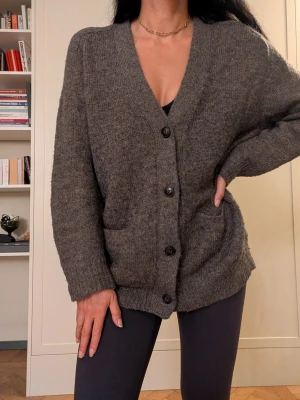 Ralph Lauren mohair cardigan - Mysig grå-brun kofta från Ralph Laurens diffusion line Denim & Supply, ull- och mohair-blend med lite syntet som ändå ger en fint skimmer och fall. Gott använt skick, väl omhändertagen. Storlek S