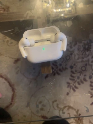 Airpdos gen 3 pro - Säljer ett par gen 3 PRO perfekt skick boxen och extra pluppar kommer med helt nya