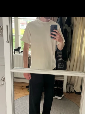 Zara T-Shirt  - T-Shirt från Zara i bra skick. Nypris 500kr