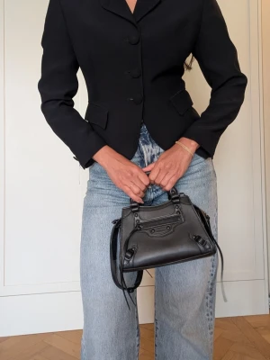 Dolce & Gabbana blazer 34/XS - Nätt och feminin blazer från Dolce & Gabbana, med klädda knappar och tight passform, snygg till både jeans och kostymbyxor. Storlek 34/XS. Nyligen kemtvättad så den är ren och fin, den är vintage men i gott använt skick, nån knapp saknas på ena ärmen, men överlag fortfarande väldigt fin. 