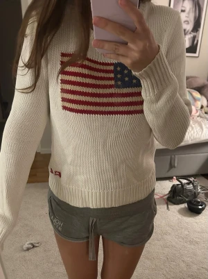 RL usa tröja  - Säljer min jätte söta Ralph lauren tröja med usa tryck! Den är i fint skick och perfekt nu till hösten. Mysig att ha på sig och ger en extra fin känsla till vilken outfit som helst, skriv gärna om ni har frågor kan även tänka mig gå ner i pris vid snabb affär 💕
