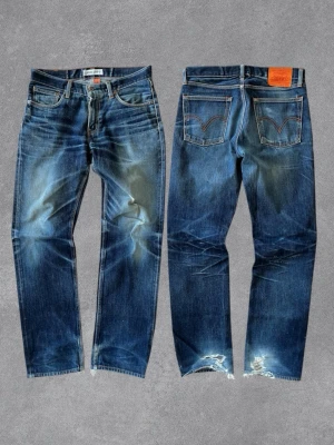 Levis 502 - Säljer nu dessa sjuuka levis jeansen i modellen 502. Bra skick, lite heelbite o revor. (32/34) Längd: 110 Midja: 40.5 Lår: 24 Fotvidd: 20.5 Skriv vid funderingar