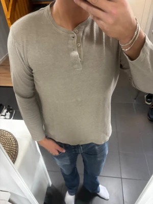 Beige Henley - Storlek M, skick 9/10. Postar samma dag!