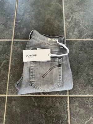 Dondup jeans  - Säljer dessa dondup jeans george i nyskick med tags kvar. Riktigt schyssta slitningar och tvätt, storlek w31. Nypris ca 3000, mitt pris 1099. Kom dm för minsta fråga eller fundering!