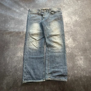 Blå Faded GAP vintagejeans för herrar i storlek W34 L32 - Blå Faded GAP-vintagejeans. Snyggt sliten tvätt och bekväm passform.  Mått 📏 Midja: 47 cm Benslut: 21 cm Lår: 35 cm Totallängd: 105 cm Måtten finns även på bilderna  Skickas inom ett dygn Spara på priset och frakten genom att sätta ihop ett paket Mer information finns på min profil  13-260