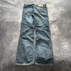 Blå Esprit vintagejeans för herrar i storlek W30 L31 - Mått 📏 Midja: 40 cm Benslut: 21 cm Lår: 29 cm Totallängd: 102 cm Måtten finns även på bilderna  Skickas inom ett dygn Spara på priset och frakten genom att sätta ihop ett paket Mer information finns på min profil  20-444  