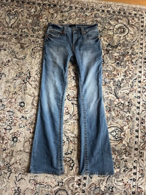 Nya True Religion jeans - Jättesnygga True Religion jeans i modellen Becca midrise. Otroligt fint skick, inga defekter. Storlek 28. Nypris är ca 1600kr.