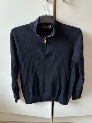 Jättefin Oscar Jacobson half zip S - Supersnygg eftertraktad blå Oscar Jacobson  finstickad tröja av högsta kvalité och storlek M! Grym passform perfekt nu till hösten och tveka inte vid minsta fråga. Superfint skick!