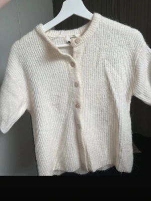 Stickad tröja  - Stickad vit/cream färgad  topp av woolblend kollektionen från Gina tricot storlek XS