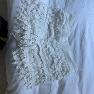 Vita spets/broderde shorts - Supergulliga vita shorts, köpt på en marknad i Frankrike så står ej storlek men xs/s. De har tyg emellan så de är inte så genomskinliga. Jättefina till sommaren!!🥰🥰🥰