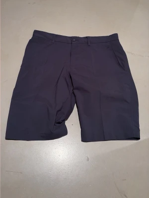 Shorts J.Lindeberg - Marinblå shorts ifrån J.Lindeberg. Gott skick. Inga skador/fläckar. Storlek 30. 