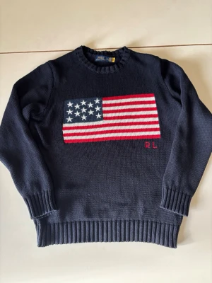 polo ralph lauren usa tröja - Riktigt fin polo ralph lauren usa tröja, tröjan är i väldigt bra skick med inga skador eller fläckar. Tröjan är knappt andvänd. Frågor eller funderingar är det bara att höra av sig!