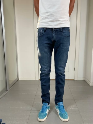 Replay Anbass Jeans - Säljer nu dessa Replay Anbass Jeans, W31 o L32 med mått ca 39 o 105 cm. moddelen är 183 och väger 68 kg. Skriv för fler bilder/frågor🙌🏼