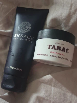 Versace balm & Tabac beard wax - Versace Pour Homme After Shave Balm, 100 ml. Tabac Original Beard Wax, 40 g. Wax oöppnad och shave balm öppnad och luktade på. Båda för 160 kr