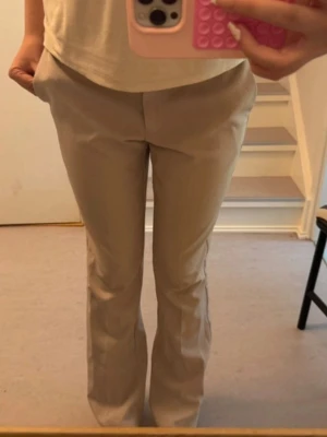 Beige/grå kostymbyxa med raka ben - Snygga beige kostymbyxor med raka ben. 