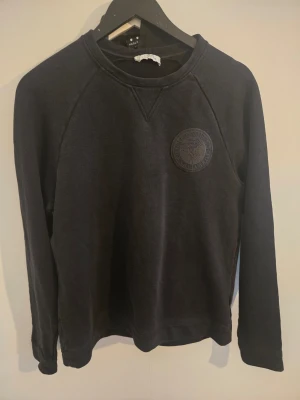 Svart sweatshirt från Vrsache - Snygg orginal tröja i storlek S