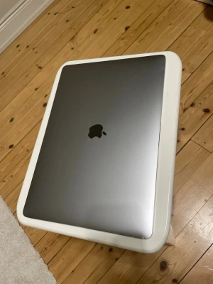 MacBook Pro 15" 2019 – i9 8-kärnig, 16 GB, 512 GB SSD - Säljer min MacBook Pro 15" med Touch Bar i Space Gray. Toppspecad processor för årsmodellen Intel Core i9 med 8 kärnor, vilket är ett steg upp från i7-modellerna.  Fungerar felfritt. Säljer eftersom jag har uppgraderat till en nyare MacBook genom jobbet.  Specifikationer  15,4" Retina-skärm (2880 × 1800) Intel Core i9, 8 kärnor, 2,3 GHz 16 GB RAM 512 GB SSD Touch Bar och Touch ID 4 × Thunderbolt 3 (USB-C) Svenskt tangentbord Space Gray  Kan mötas upp i Göteborg eller Stockholm. Kan även skickas