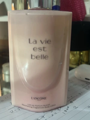 La Vie Est Belle Body Lotion - En lyxig, ljusrosa body lotion från Lancôme med doften La Vie Est Belle. Kommer i en elegant, rektangulär flaska med silverfärgat lock. Perfekt för dig som vill ha en återfuktande och väldoftande hudvårdsprodukt.