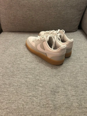 Vita Nike sneakers med gummisula - Fina Nike skor