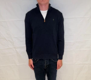 Morris Half Zip Blue Men's - Marin half zip-tröja i bomull, begagnad i mycket gott skick.