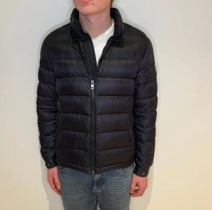 Moncler Jacket Navy Men's - Marin Moncler-jacka i mycket gott begagnat skick. Storlek M, kan bli en jacka med huva.