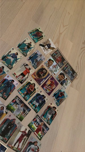 Samling Hologram fotbollskort UEFA Adrenalyn! - Säljer en samling fotbollskort från UEFA Adrenalyn-serien, ganska gamla och värdefulla kort (36 st kort). Korten har färgstarka motiv med olika spelare, specialkort som 'Goal Stopper', 'Rookie' och 'Fans' samt flera olika nationer och lag. Perfekt för dig som gillar att samla eller spela med fotbollskort. De flesta korten har ett uppskattat värde på minst 50 kronor och vissa har till och med upp till 300kr. Skynda o fynda!!!! 2 av korten får även topploaders med sig
