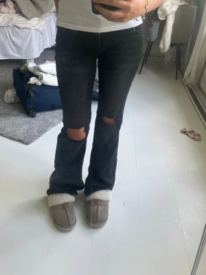 Svarta jeans - Säljer ett par svarta jeans från nelly eftersom de inte kommer till användning💕väldigt bekväma jeans!