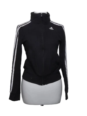 Adidas träningsjacka - Säljer nu min adidasjacka i bastyg - 100% polyester. 