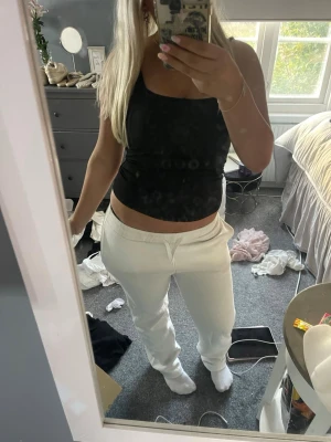 Vita mjukisbyxor med relaxed fit - Säljer ett par vita mjukisbyxor med relaxed fit och resår i midjan. Byxorna har raka ben och är gjorda i ett mjukt och bekvämt material, perfekta för chill dagar hemma eller när du vill vara extra comfy. Passar dig som gillar en enkel och clean stil.