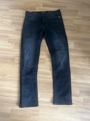 Replay Grover - Säljer ett par svarta jeans från Replay modellen är grover, helt nya aldrig använda.                Storlek W30 L30