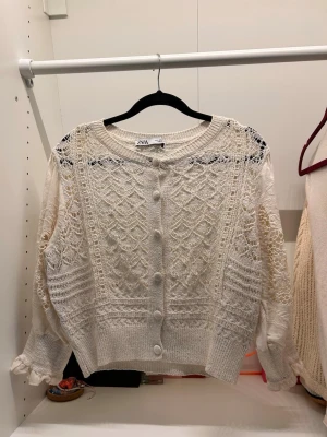 Blus från Zara - Söt blus från Zara, använd fåtal gånger. Storlek S💕