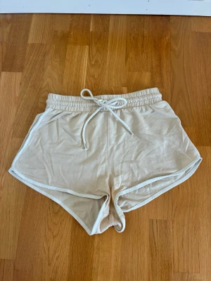 Beiga mjukisshorts från Monki - Säljer ett par ljusbeiga mjukisshorts från Monki i stl XS🤍 Skriv för fler bilder.