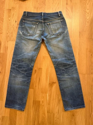 Apc new standard selvedge - Säljer ett par snygga apc jeans. Höft: 39,5 cm, längd: 96cm, lårbredd: 25cm. Skriv vid fundering av storlek!