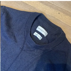 Mörkblå stickad tröja These Glory Days - Mörkblå stickad tröja från These Glory Days med rund halsringning och långa ärmar. Klassisk och enkel design i mjukt material, perfekt för lager på lager. Passar till jeans eller chinos för en clean look.