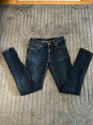 Nudie jeans - Snygga jeans i bra skick 👖 📏 Storlek: W29 L32 ✨ Skick: fint skick men saknar taggen i bak 📦 Skickas snabbt och packas noggrant 💬 Skriv gärna om du har frågor!
