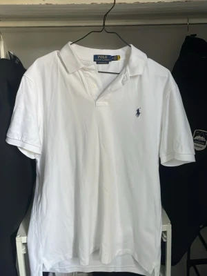 Vit piké från Polo Ralph Lauren - Använd 1 gång, eftersom den är för liten för mig. Passar S och M