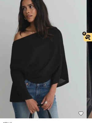 Svart poncho tröja från Nelly  - Helt slutsåld, sällan använd och inga defekter. Köptes för 349kr från deras hemsida.